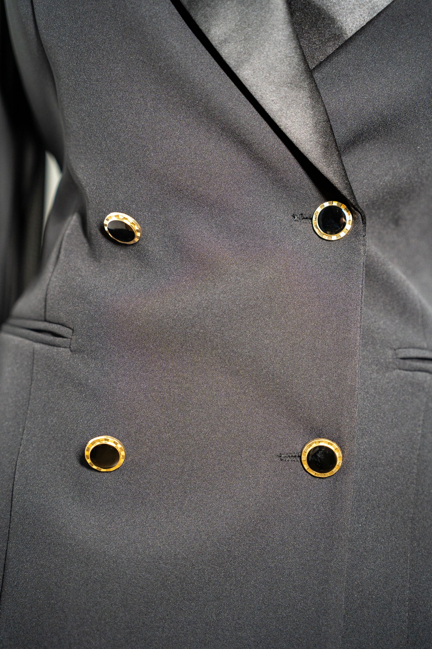 Rochie sacou neagră cu mâneci din voal și nasturi aurii