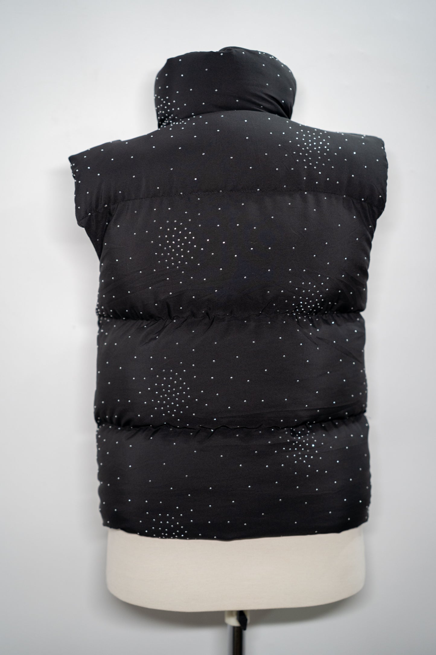Vesta Puffer cu Detalii Strălucitoare – Midnight Glow