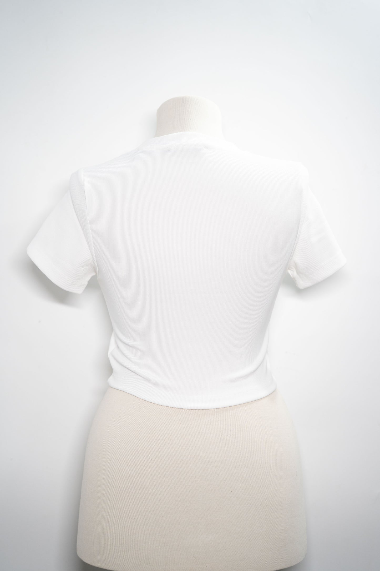 Top "Crystal Revolver" cu design strălucitor