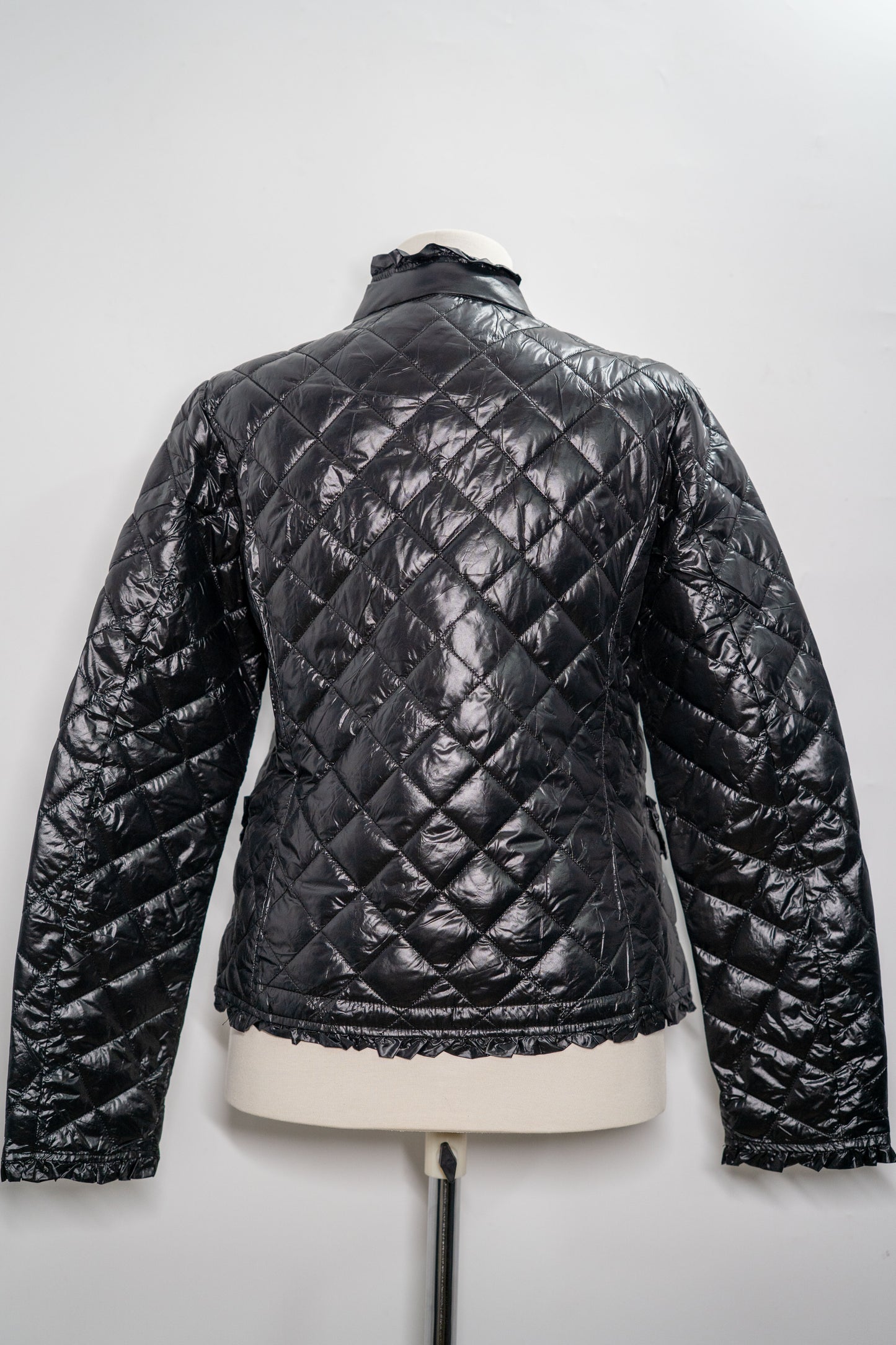 Geacă "Midnight Ruffle" matlasată cu detalii plisate