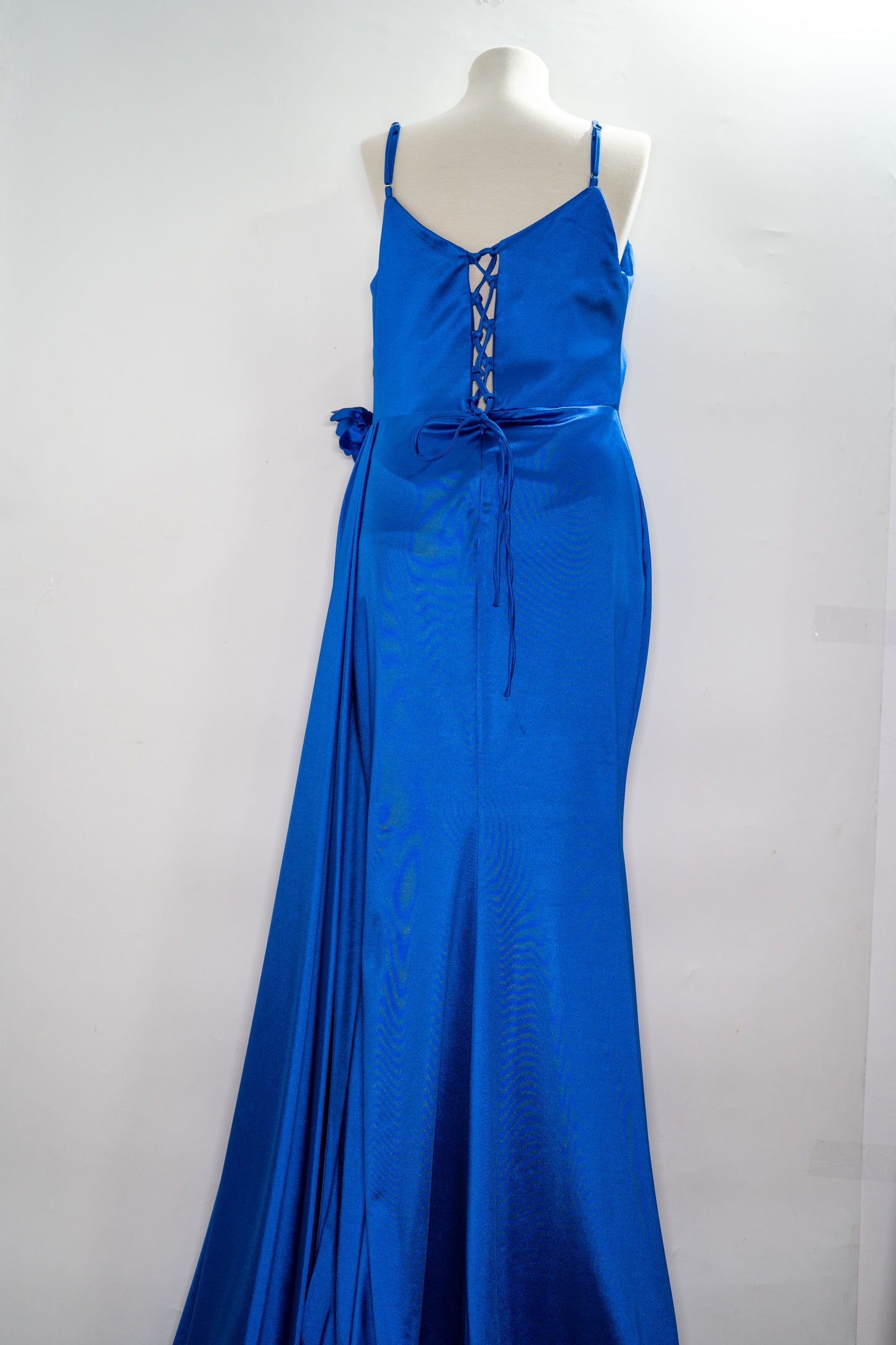 Rochie elegantă "Sapphire Bloom" cu drapaj și aplicație florală