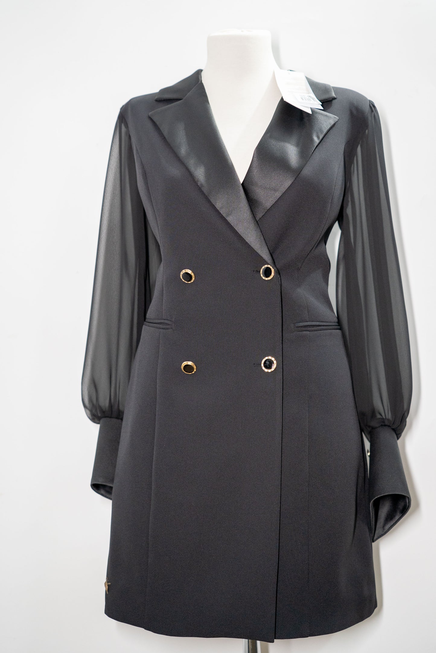 Rochie sacou neagră cu mâneci din voal și nasturi aurii