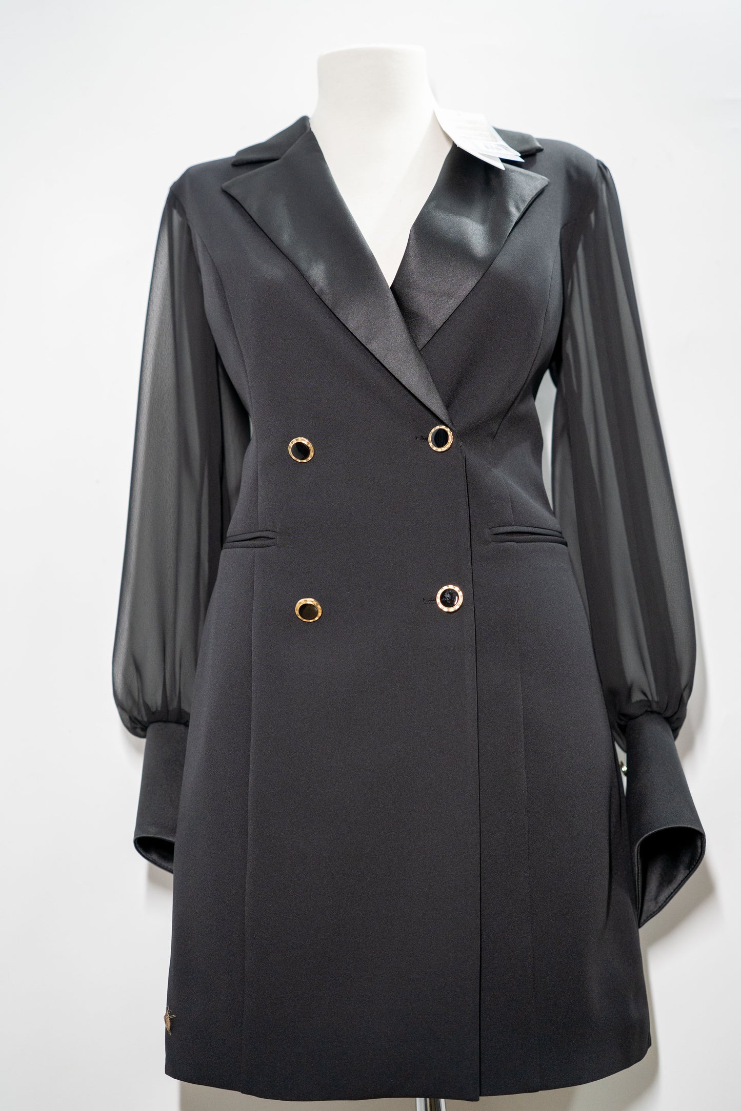 Rochie sacou neagră cu mâneci din voal și nasturi aurii