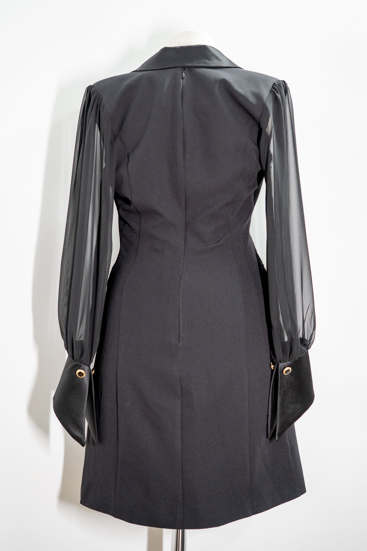 Rochie sacou neagră cu mâneci din voal și nasturi aurii