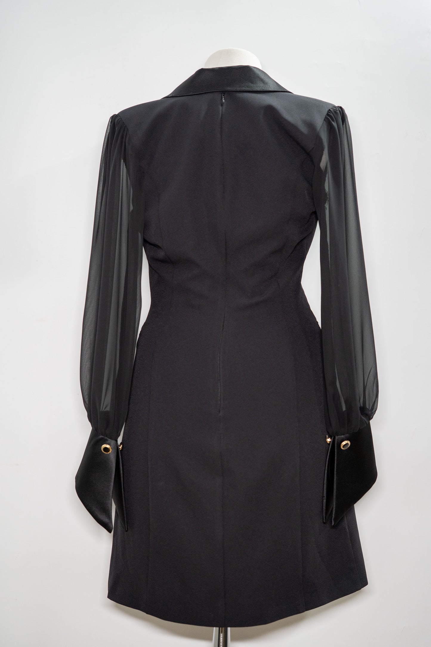 Rochie sacou neagră cu mâneci din voal și nasturi aurii