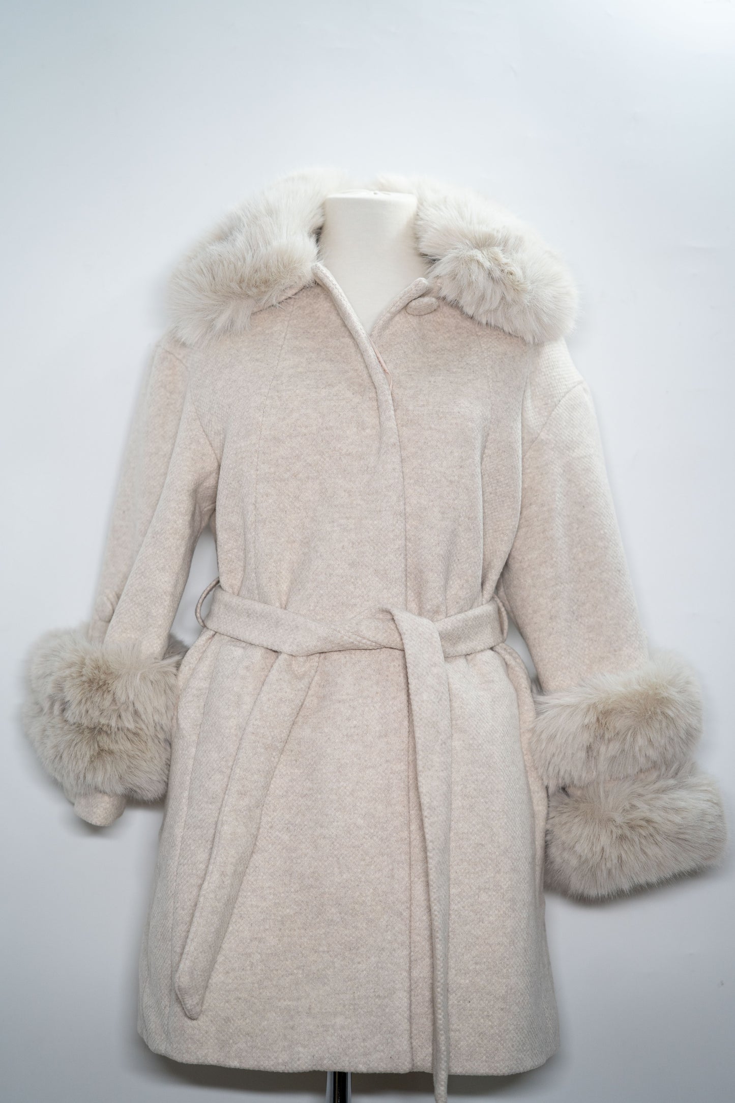 Aurora Élégance – Palton Regal cu blană care imită prefect blana naturală