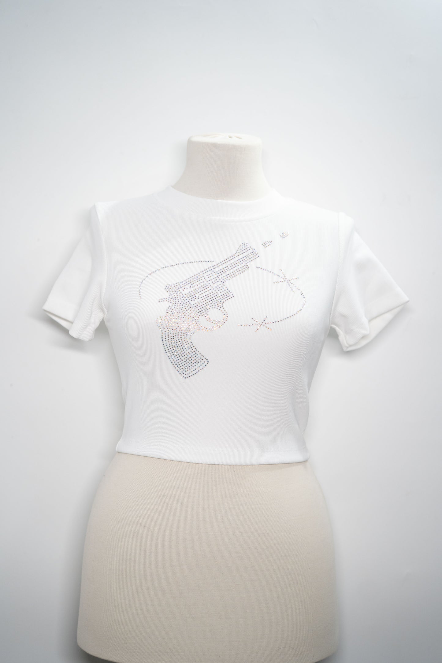 Top "Crystal Revolver" cu design strălucitor