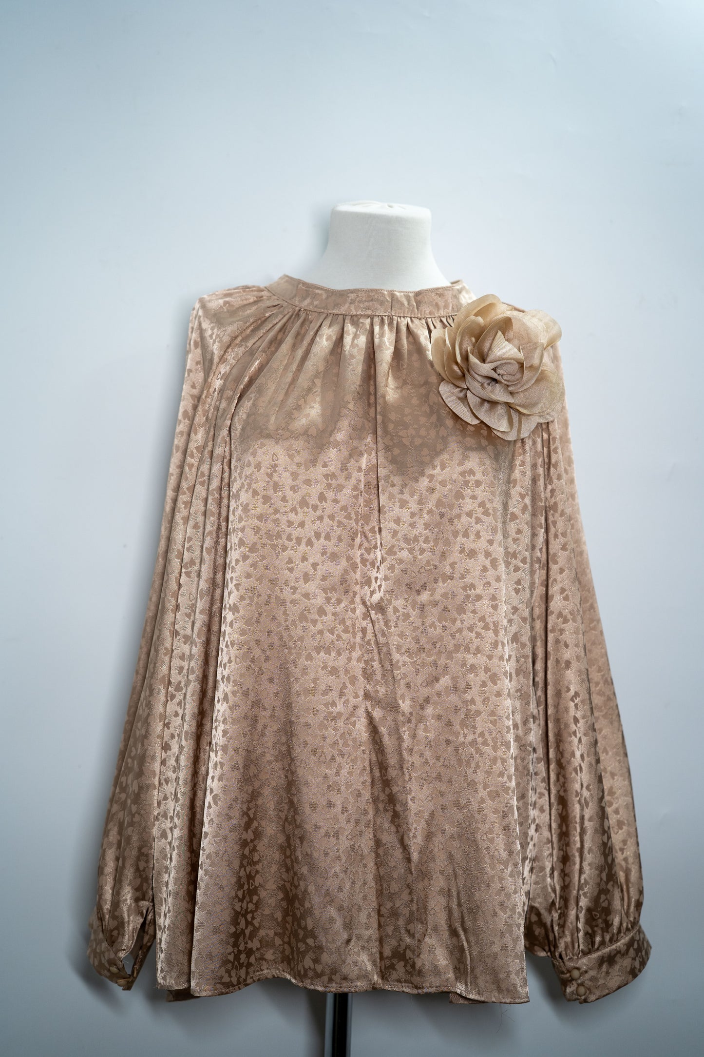 Bluză elegantă "Golden Petal" cu floare decorativă