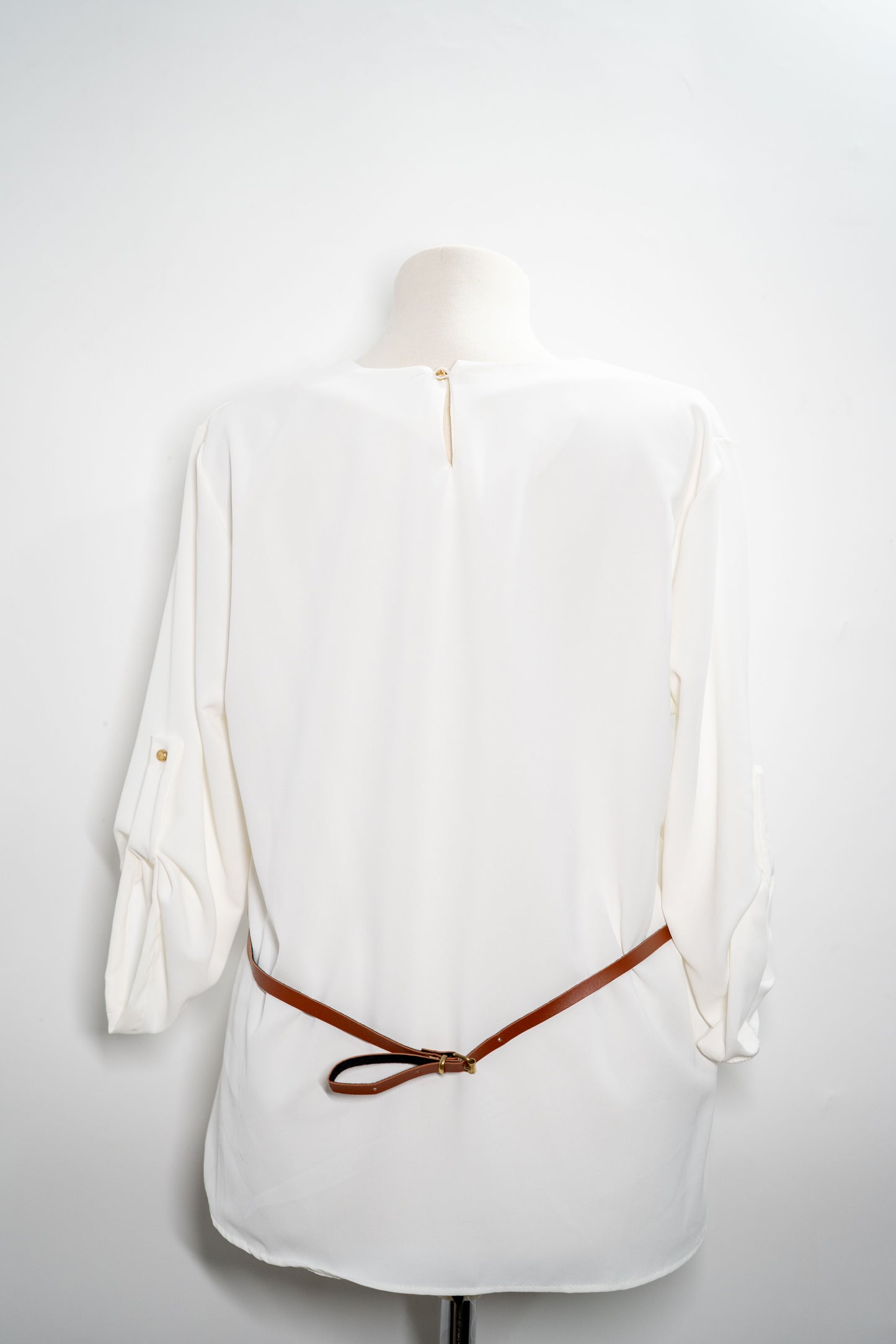 Bluză elegantă "White Whisper" cu detalii fine și cordon