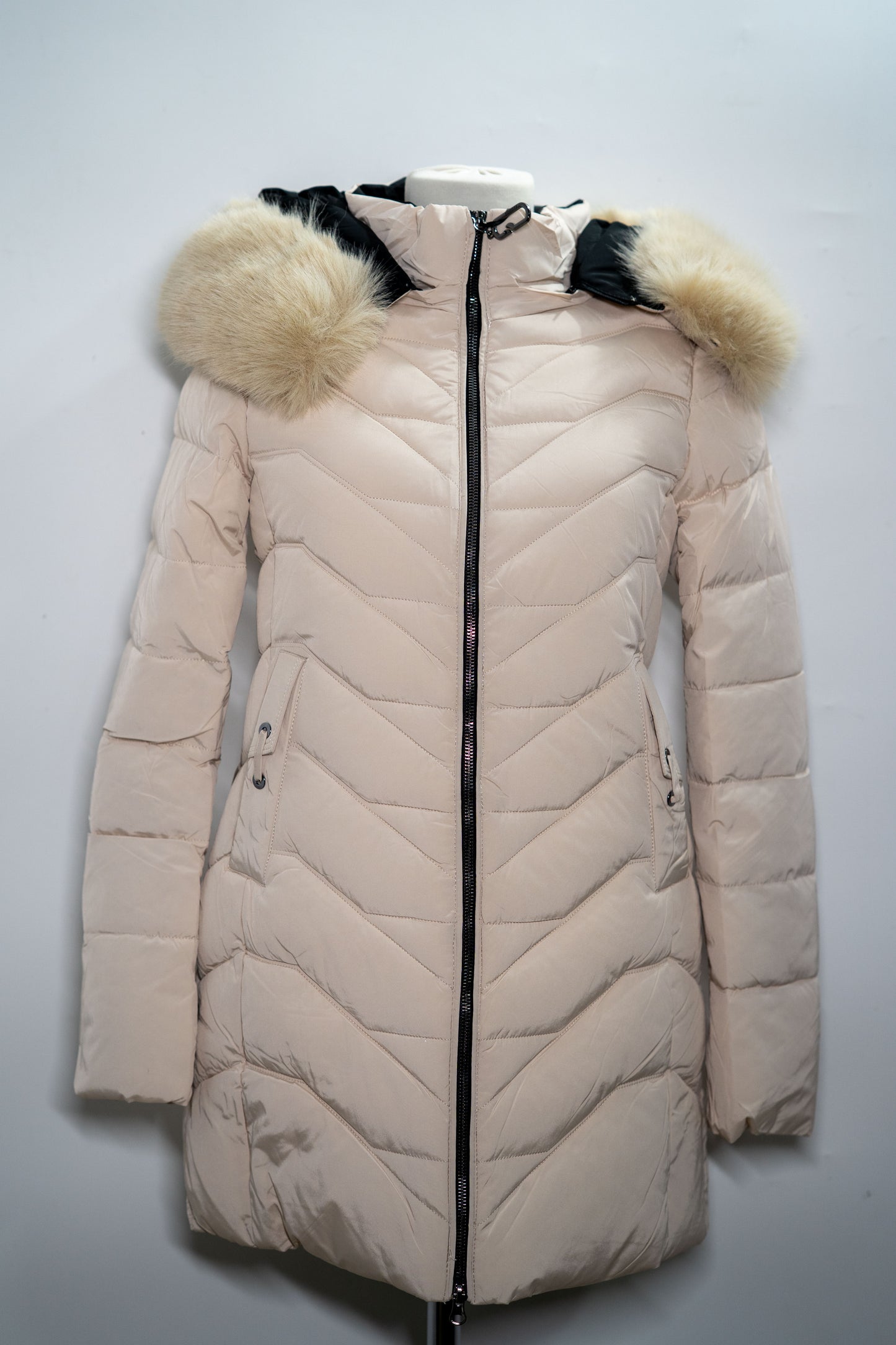 Geacă "Frost Charm" cu glugă și blană care imită perfect blana naturală