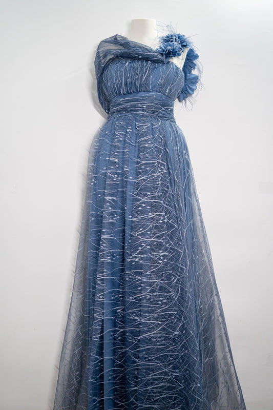 Rochie elegantă "Blue Bloom" cu broderie și floare decorativă