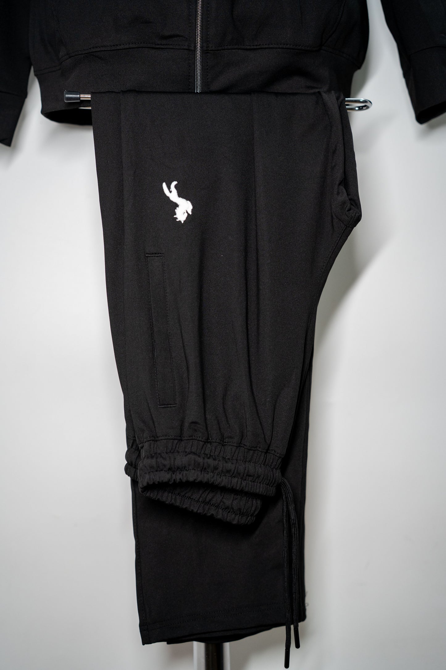 Set elegant "Motion Black" cu hanorac și pantaloni cu logo