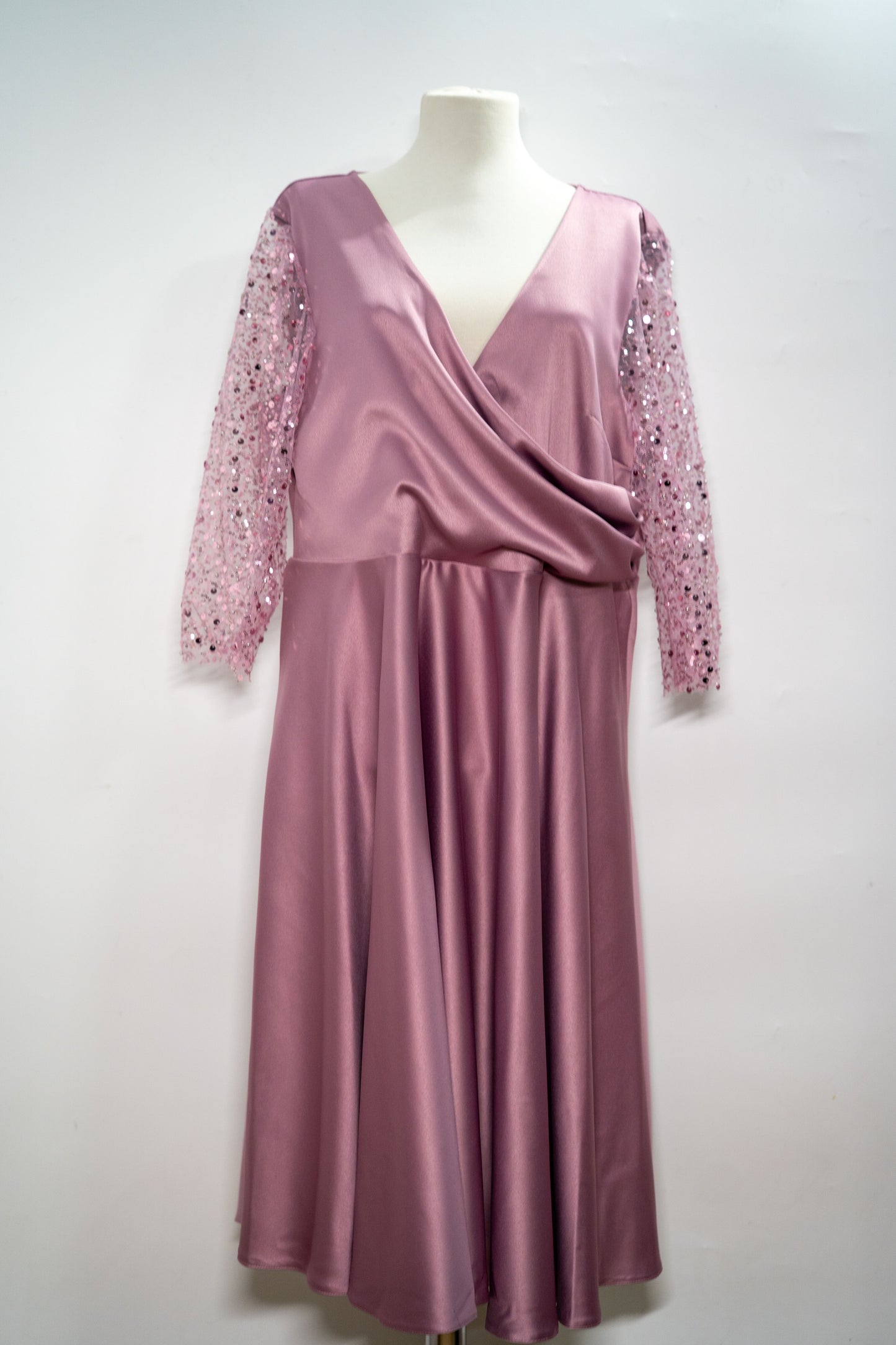 Rochie elegantă "Mauve Shine" cu mâneci din voal și aplicații strălucitoare