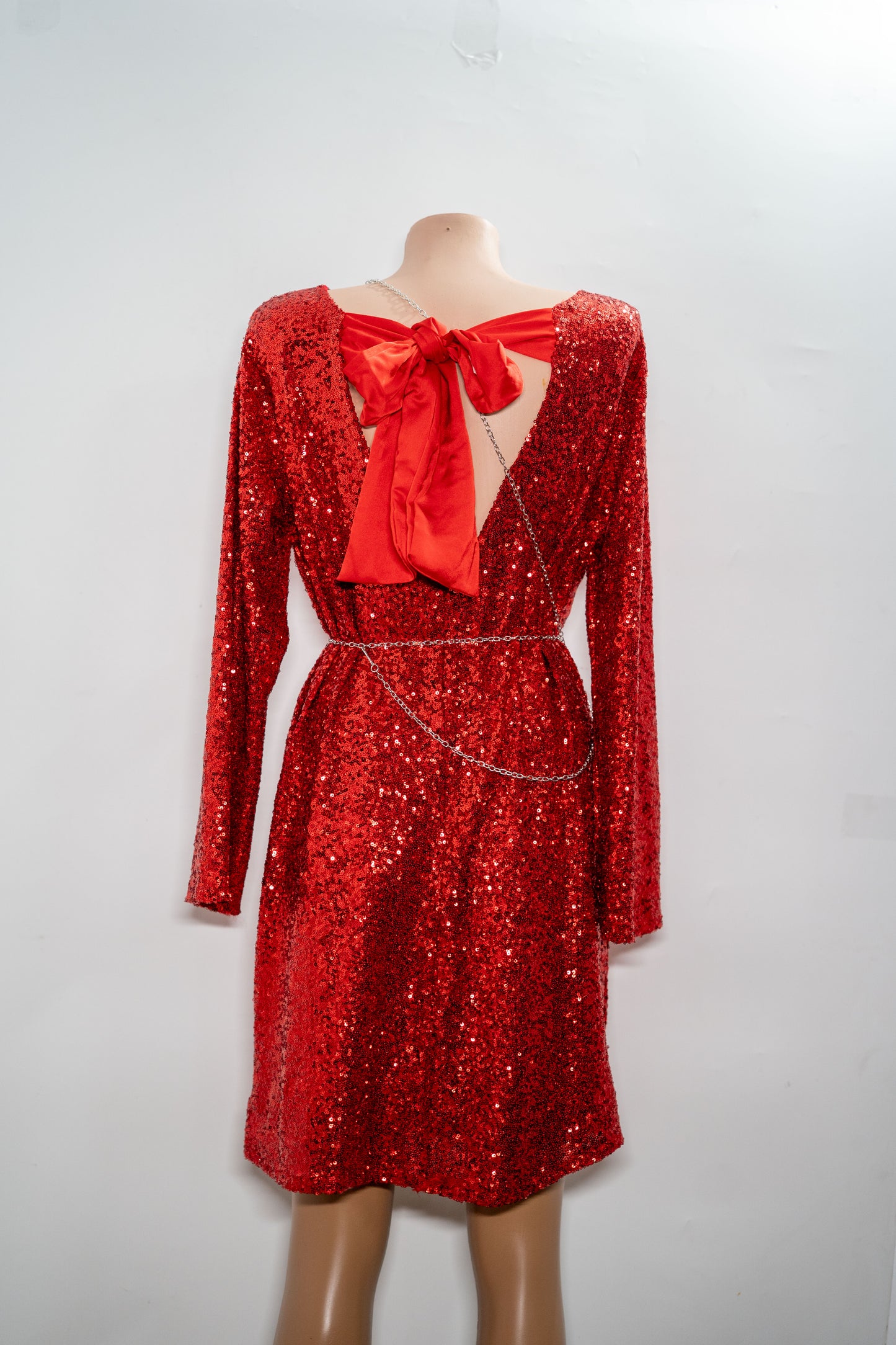 Rochie elegantă "Crimson Bow" cu paiete și detalii metalice