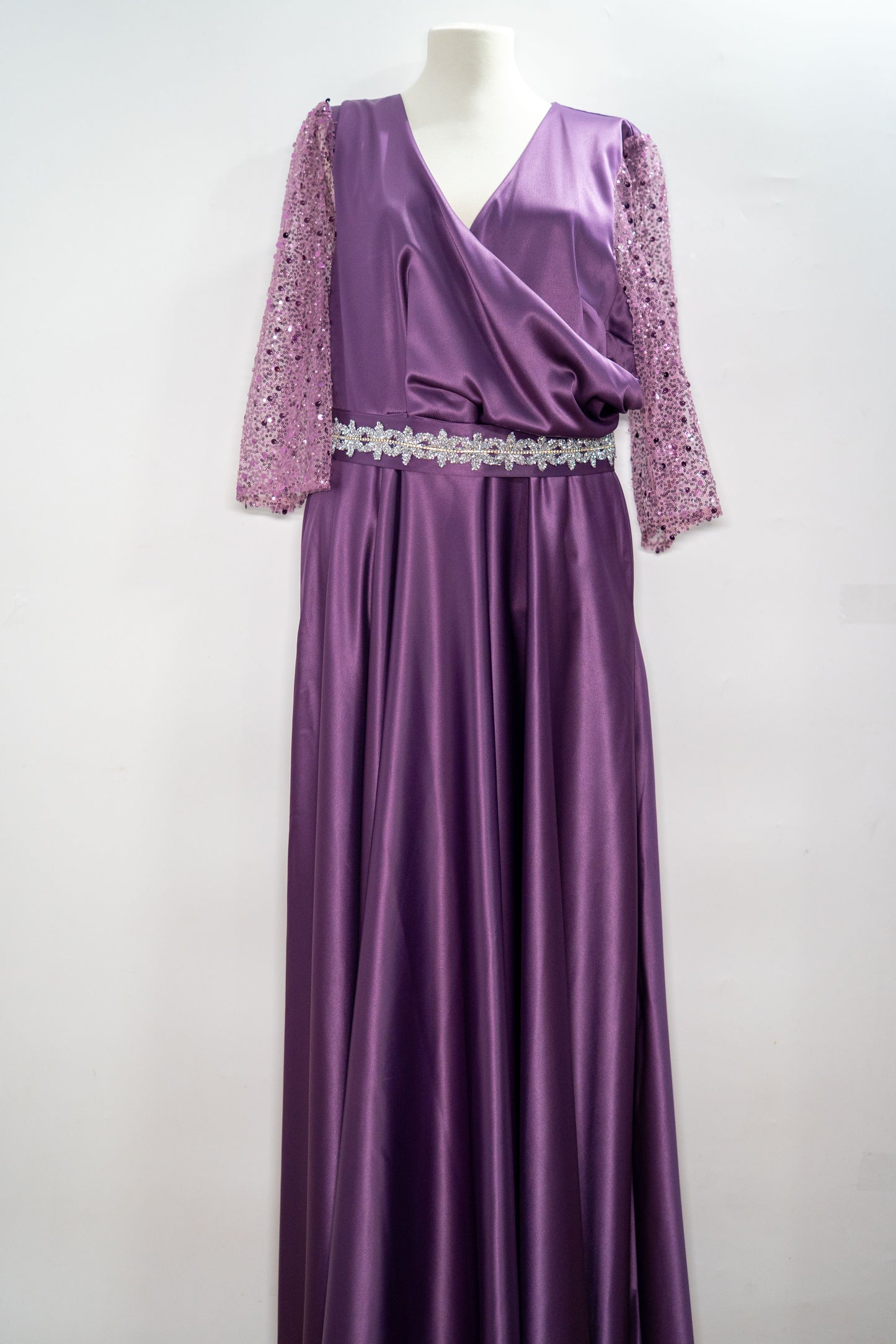 Rochie elegantă lungă "Amethyst Grace" cu mâneci brodate și centură florală