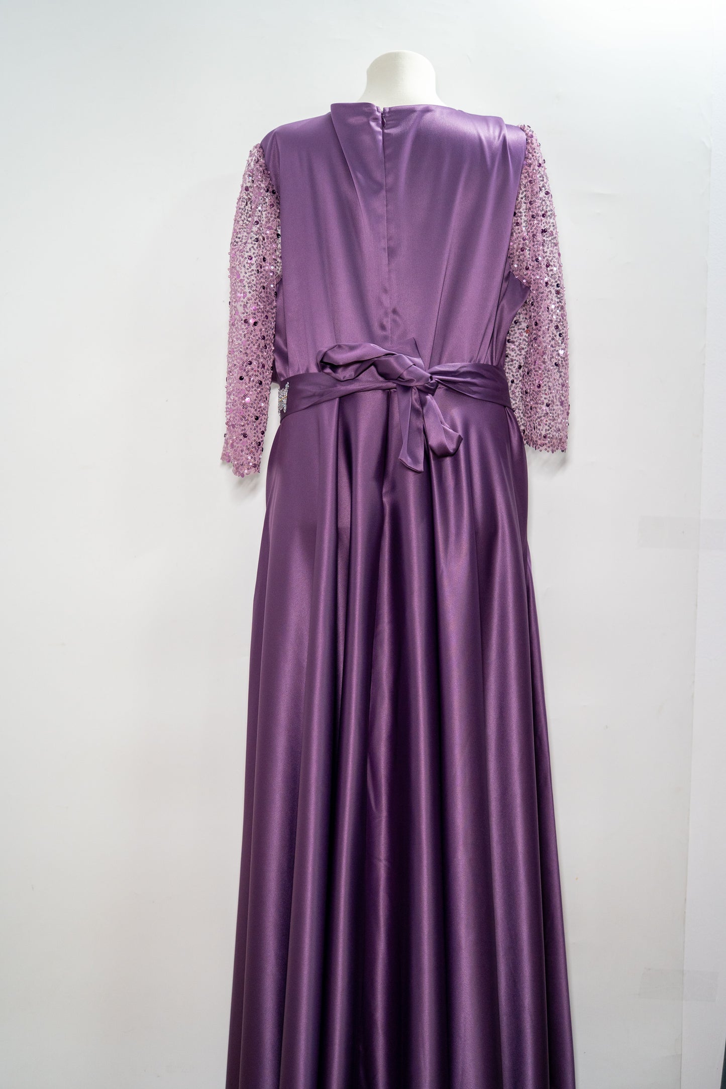 Rochie elegantă lungă "Amethyst Grace" cu mâneci brodate și centură florală