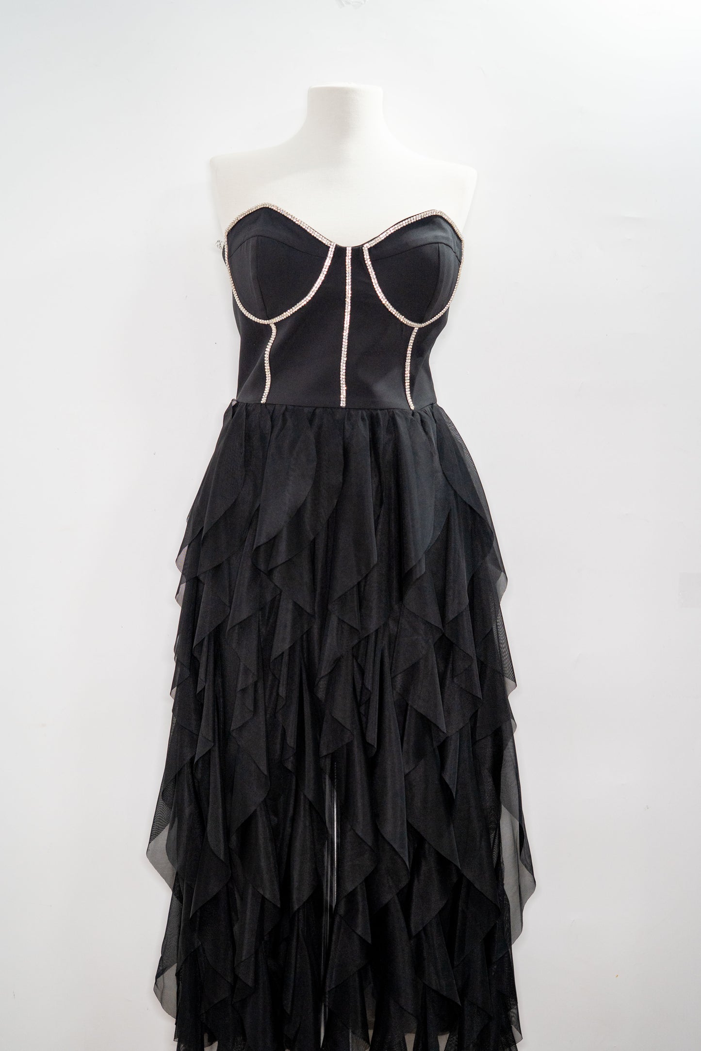 Rochie elegantă "Black Sculpt" cu bust decorat