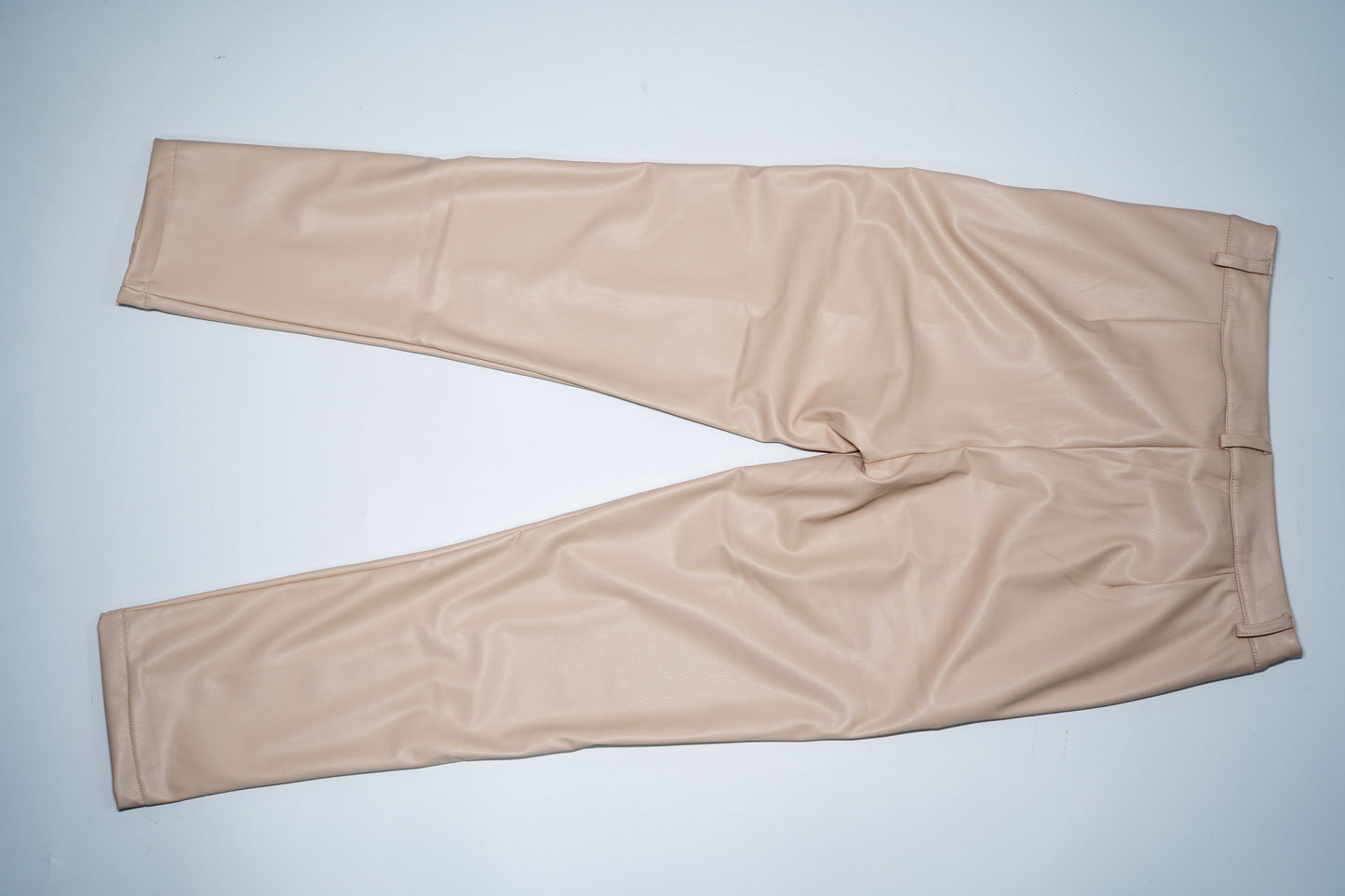 Pantaloni eleganți "Sand Edge" din piele ecologică cu finisaj lucios