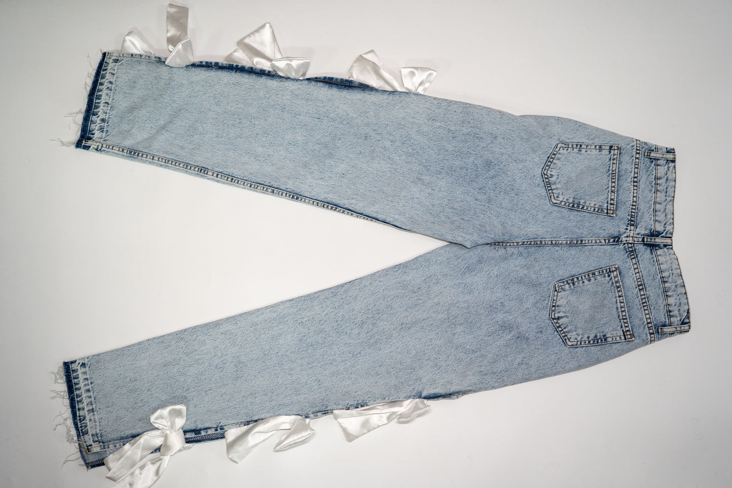 Set elegant "Bow Harmony" cu accente satinate și croială feminină cu fundițe